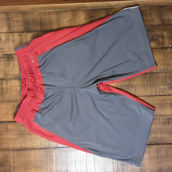Boys Grey/Red Nike Dri-Fit Short SZ Medium - Picture 2 of 3